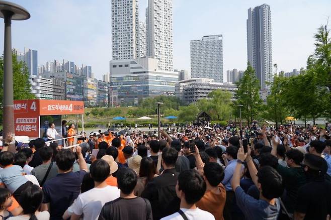 이준석 개혁신당 대선 후보가 1일 경기도 화성시 동탄호수공원에서 열린 유세에서 지지를 호소하고 있다. ⓒ이준석 캠프