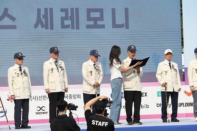 ▲ 대한민국6.25참전유공자회 서울지부 류재식 지부장과 참전유공자들이 ‘2025 지구런 : 더 피스 로드’ 개회 세리머니에서 평화 선언문을 낭독하고 있다. (사진제공=지구런)