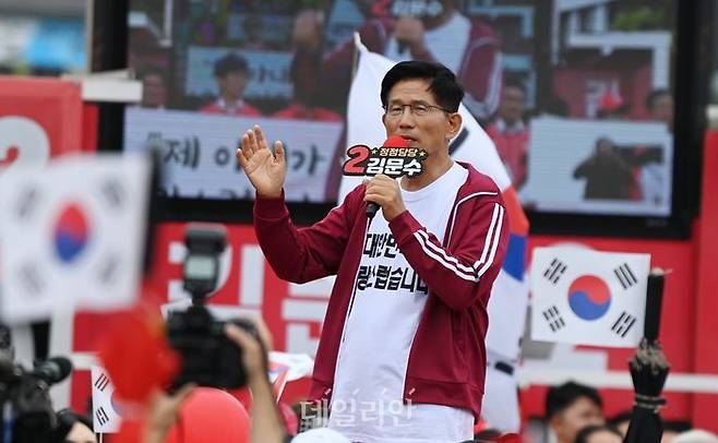 김문수 국민의힘 대선 후보가 2일 오전 제주동문시장에서 유세에서 지지를 호소하고 있다. ⓒ데일리안 방규현 기자