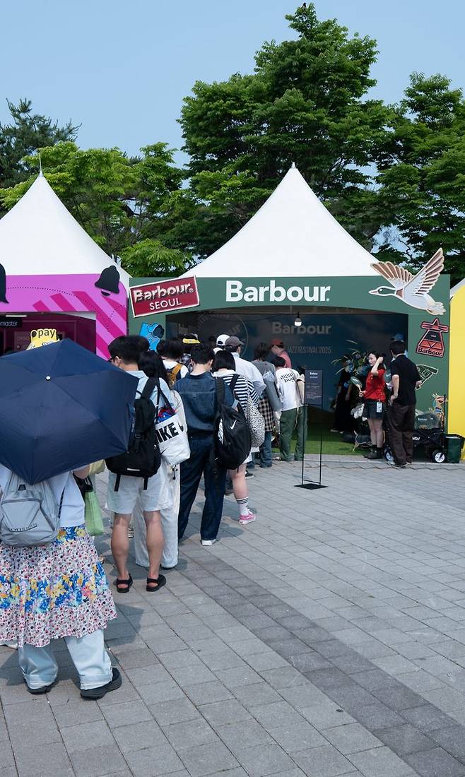 지난달 30일부터 이달 1일까지 서울 올림픽공원에서 개최된 서울재즈페스티벌 2025 바버 부스에 소비자들이 줄을 서고 있다.ⓒLF 바버