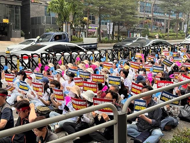 2일 동양·ABL생명 노동조합 조합원들이 우리은행 본점 앞에서 '동양·ABL생명 매각 관련 고용안정 쟁취 총력투쟁 결의대회'에 참석하고 있다. ⓒ데일리안 황현욱 기자