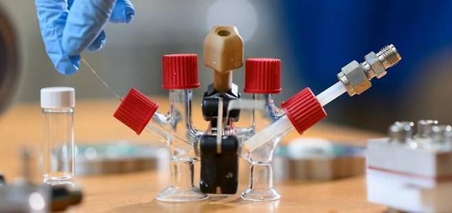 매사추세츠공대(MIT) 연구팀이 전기자동차에 사용되는 리튬이온 배터리보다 3배 이상 많은 전기에너지를 저장할 수 있는 연료전지를 개발했다. 연구팀이 연료전지를 실험실에서 연구하는 모습. 그레첸 에르틀 제공