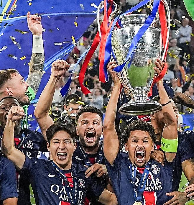 이강인(왼쪽)이 팀 동료들과 챔피언 세리머니를 하고 있다. 뮌헨=신화 뉴시스