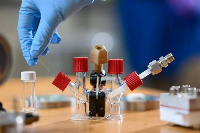 매사추세츠공대(MIT) 연구팀이 전기자동차에 사용되는 리튬이온 배터리보다 3배 이상 많은 전기에너지를 저장할 수 있는 연료전지를 개발했다. 연구팀이 연료전지를 실험실에서 연구하는 모습. 그레첸 에르틀 제공