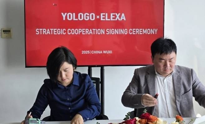 주몽 욜로고 대표(왼쪽)와  이창민  스타트업 일렉사 대표가 파트너십을 체결하고 있다, 사진=일렉사 제공