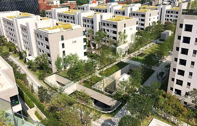 밑에 일본긴자 티파니 건물 조감도와 대비되는 아파트