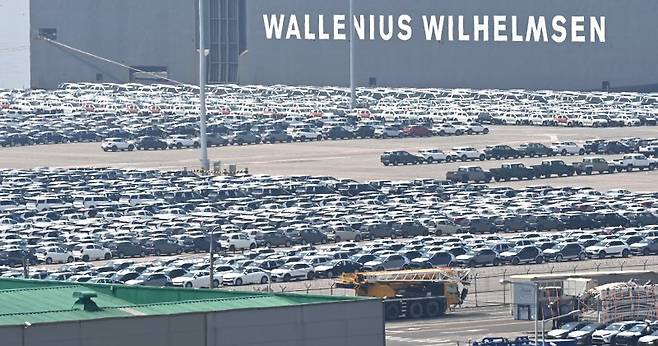 도널드 트럼프 미국 대통령의 자동차·부품 관세 부과로 업계에 비상이 걸린 가운데 1일 경기 평택시 평택항 부두에 수출을 위해 선적을 대기 중인 자동차들이 줄지어 서 있다. 뉴시스