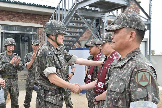 김명수 합참의장이 1방공여단 방공진지에서 저고도로 침투하는 적 유·무인기에 대비한 방공작전태세를 점검하며 작전지도 후 장병들을 격려하고 있다. 합참 제공