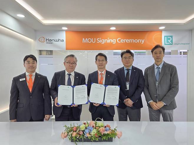 지난달 30일 부산 해운대구 소재 벡스코에서 열린 마덱스 현장에서 한화오션 특수선해외사업단장 정승균 부사장(왼쪽 세번째)과 로이드 선급 극동아시아 사업총괄 홍충식 부사장(왼쪽 두번째) 등이 해외 함정수출을 위한 전략적 협력 MOU를 체결한 뒤 포즈를 취하고 있다. 한화오션 제공