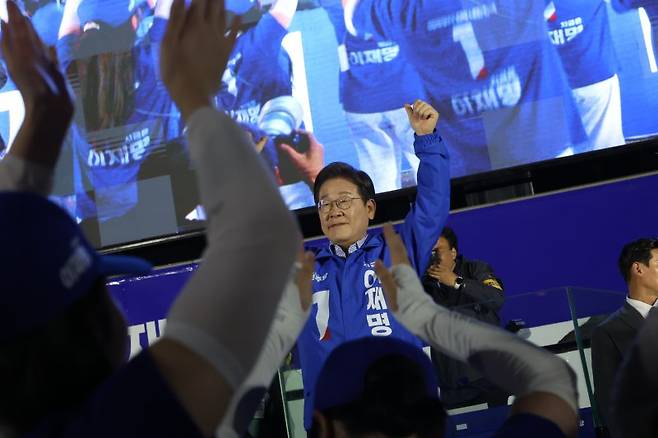 이재명 더불어민주당 대통령 후보가 제21대 대통령선거를 하루 앞둔 2일 오후 서울 영등포구 여의도공원에서 열린 마지막 집중 유세에 참석해 지지를 호소하고 있다. 사진=뉴스1