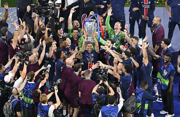 파리생제르맹 선수들의 유럽축구연맹 챔피언스리그 우승 세리머니. 게티이미지코리아