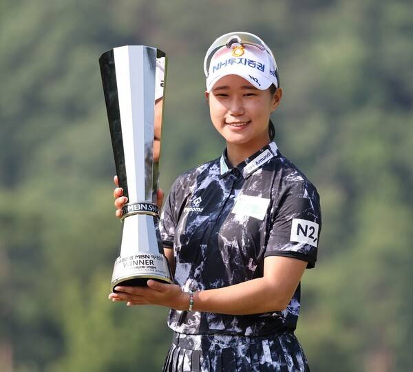 2025년 한국여자프로골프(KLPGA) 투어 Sh수협은행 MBN 여자오픈 우승을 차지한 정윤지 프로가 우승 트로피를 들고 있는 모습이다. 사진제공=KLPGA