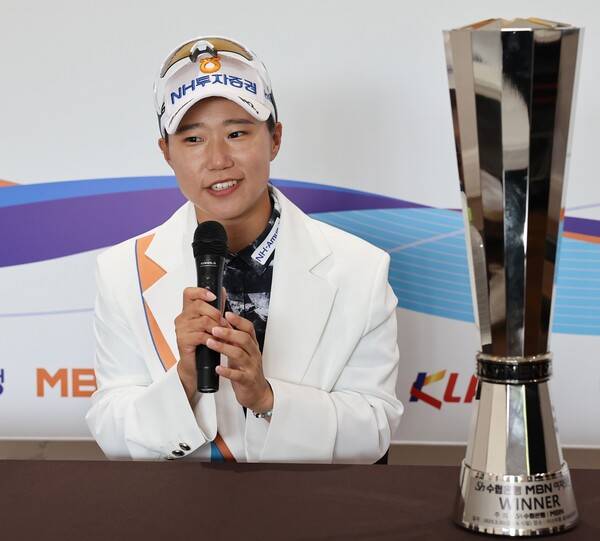 2025년 한국여자프로골프(KLPGA) 투어 Sh수협은행 MBN 여자오픈 우승을 차지한 정윤지 프로가 우승 인터뷰하는 모습이다. 사진제공=KLPGA