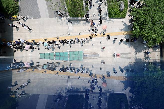 제21대 대통령선거 사전투표 둘째 날인 30일 서울 강남구 역삼1동주민센터에 마련된 사전투표소에서 유권자들이 투표를 위해 줄을 서 있다. 연합뉴스