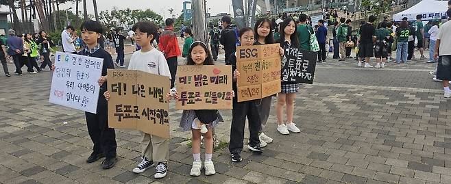 전북자치도교육청 학생의회와 14개 지역학생의회가 지난 5월31일 전주 월드컵경기장 앞에서 학생 유권자와 도민을 대상으로 투표 참여 캠페인을 펼쳤다. 전북교육청 제공