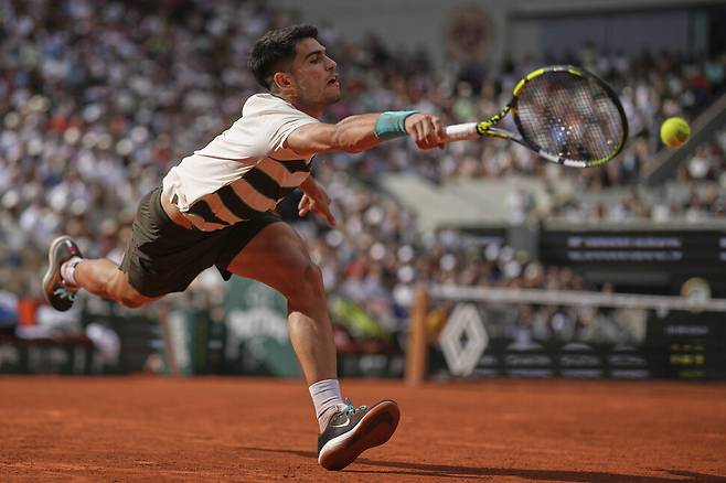 카를로스 알카라스(스페인)가 2일(한국시각) 프랑스 파리 롤랑가로스에서 열린 프랑스오픈 4라운드(16강전)에서 벤 셸턴(미국)에게 리턴 샷을 하고 있다. 파리/AP 연합뉴스