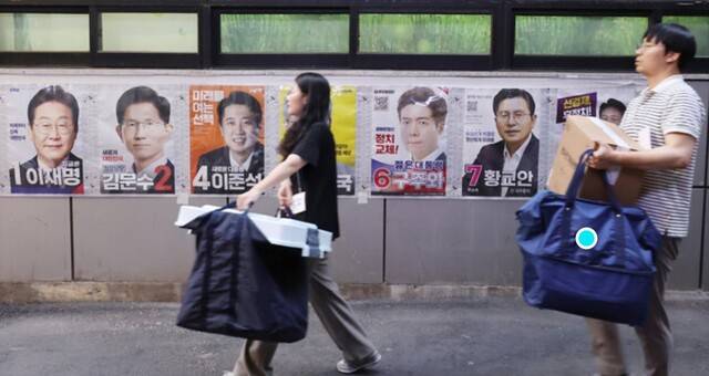 제21대 대통령선거 사전투표 둘째 날인 5월30일 서울 중구 소공동주민센터에 마련된 사전투표소에서 사전투표사무원들이 관내 사전투표함과 관외 사전투표지를 이송하고 있다. 연합뉴스