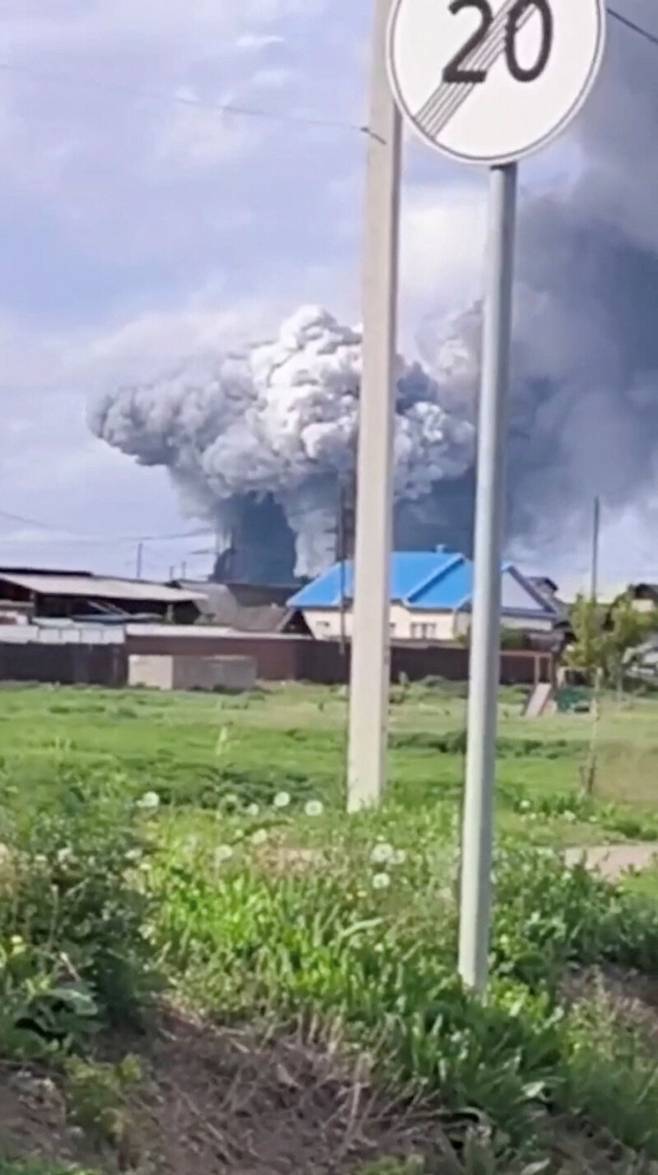 1일(현지시각) 러시아 이르쿠츠크주에서 우크라이나가 드론 공격을 한 곳으로 추정되는 군사 기지에서 연기가 피어오르고 있다. 로이터 연합뉴스