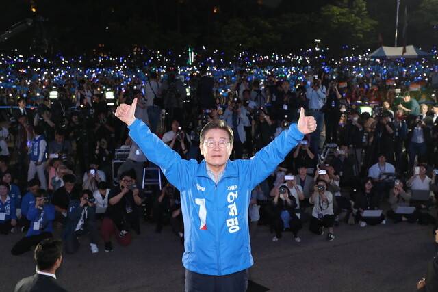 제21대 대통령 선거를 하루 앞둔 2일 이재명 더불어민주당 대통령 후보가 ​서울 여의도공원 문화의 마당에서 열린 마지막 집중유세에서 손을 들어 인사하고 있다. 공동취재사진