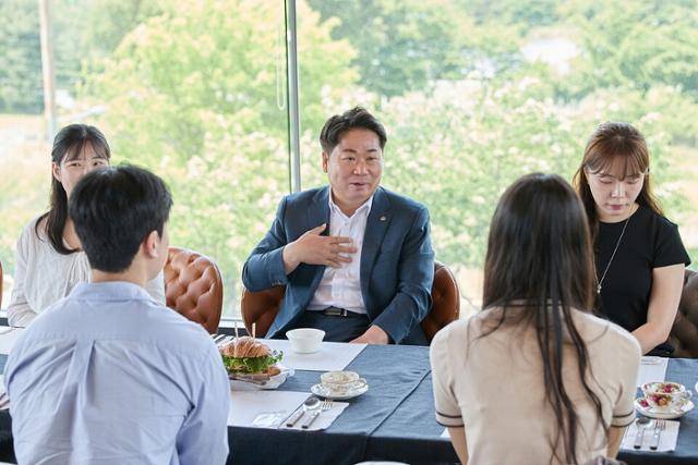 지난달 20일 충남 아산시 신정호 인근 카페에서 오세현 아산시장이 MZ세대 공무원들과 브런치를 먹으며 대화를 나누고 있다. 아산시 제공