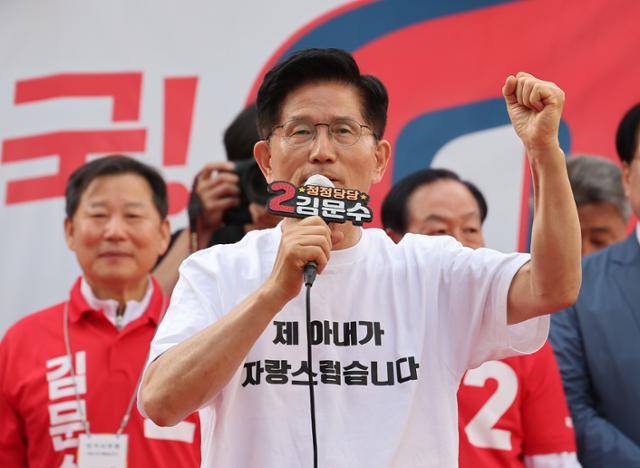 김문수 국민의힘 대선 후보가 30일 강원 원주 문화의거리에서 유세하고 있다. 뉴스1