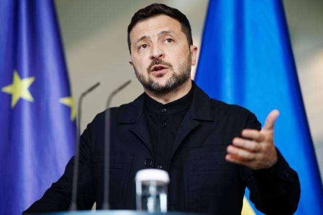 볼로디미르 젤렌스키 우크라이나 대통령이 지난달 28일 독일 베를린 총리 관저에서 프리드리히 메르츠 독일 총리와 공동 기자회견을 하고 있다. 베를린=EPA 연합뉴스