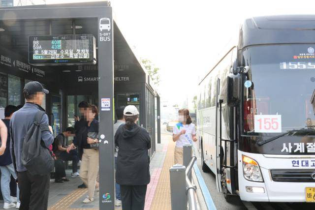 경남 창원시 시내버스 노조가 파업에 돌입한 지난달 28일 오전 성산구 용호동 한 버스정류장에 대체 전세버스가 서있다. 연합뉴스