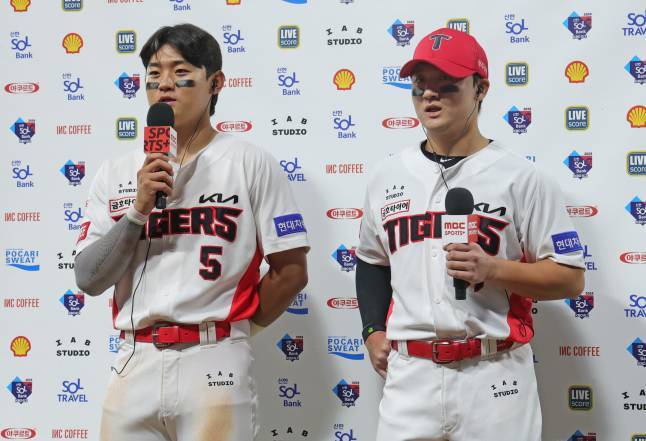 지난해 9월 23일 광주 삼성전을 마친 뒤 동반 수훈 선수 인터뷰를 한 김도영(왼쪽)과 윤도현. KIA 제공