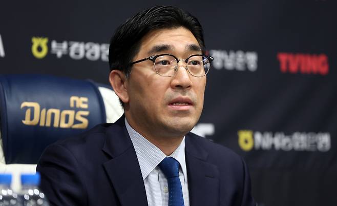 <yonhap photo-3746="">NC다이노스 이진만 대표가 30일 오후 경남 창원시 마산회원구 창원NC파크에서 야구장 재개장과 관련한 구단 입장과 향후 대처 방안을 브리핑하고 있다. 사진=연합뉴스</yonhap>