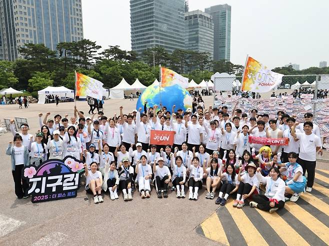 ‘2025 지구런 : 더 피스 로드’ 참여한 위아런 봉사자 및 참여자들이 사진촬영을 위해 포즈를 취하고 &nbsp;있다. (사진제공=위아런)