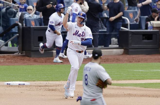 <yonhap photo-1395="">2일(한국시간) 콜로라도전에서 홈런을 터트린 피트 알론소가 베이스를 돌고 있다. [AFP=연합뉴스]</yonhap>