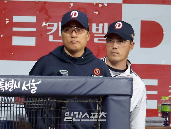 1일 오후 서울 고척스카이돔에서 열린 2025 프로야구 두산과 키움 경기. 두산 이승엽 감독이 경기를 지켜보고있다. 오른쪽은 조성환 코치 고척=정시종 기자 capa@edaily.co.kr