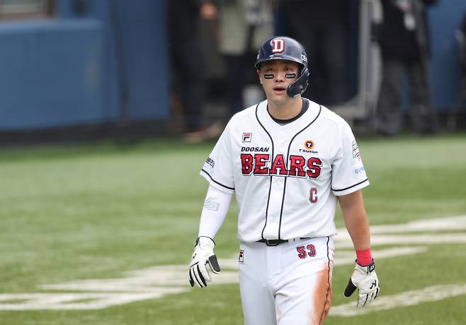 <yonhap photo-4522="">3일 서울 잠실야구장에서 열린 2024 신한 SOL뱅크 KBO 포스트시즌 와일드카드 결정 2차전 kt wiz와 두산 베어스의 경기. 5회말 1사 2루 두산 허경민의 1루타 때 홈인을 시도하다 태그아웃된 2루 주자 양석환이 그라운드를 떠나고 있다. 사진=연합뉴스</yonhap>