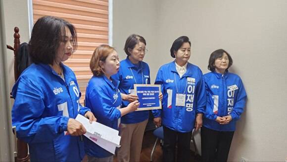 경기도의회 더불어민주당 여성의원들이 지난 1일 경기도선거관리위원회를 찾아 혐오감을 주는 투표 독려 현수막 허용과 관련 항의문을 전달하고 있다. [사진=경기도의회 더불어민주당]