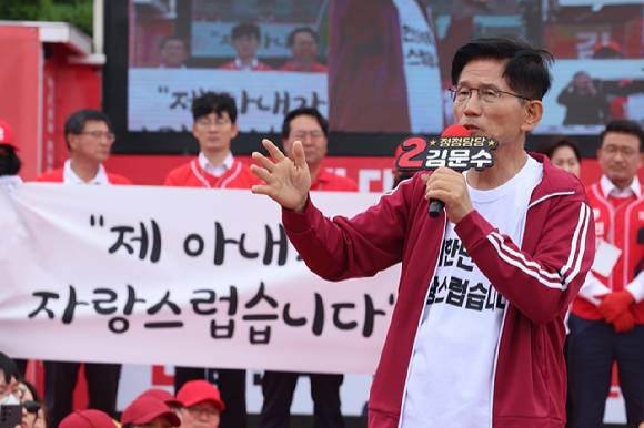 국민의힘 김문수 대선 후보가 2일 오전 제주시 동문로터리에서 유세를 하고 있다. 2025.6.2 [사진=연합뉴스]