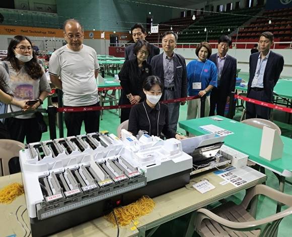 2일 청주시 흥덕구 개표소에서 21대 대통령 선거 투표지 분류기 최종 모의시험이 진행되고 있다. [사진=충북도선거관리위원회]