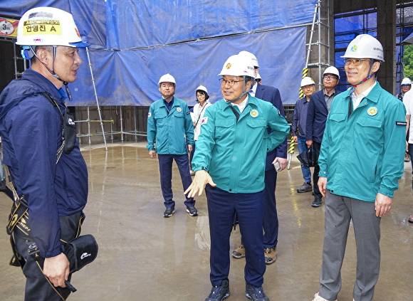 강기정 광주시장(가운데)이 통합공공임대주택 건립사업 공사현장을 찾아 건설현장 안전사고 예방을 위해 '민·관 합동 안전점검'을 실시하고 있다. [사진=광주광역시]