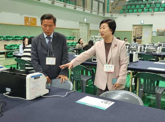 인천광역시선거관리위원회 김귀옥 위원장이 2일 선학체육관에 설치된 연수구 개표소를 방문해 21대 대통령 선거 개표소 설비 및 운영 준비 상황을 점검하고 있다. [사진=인천시선관위]