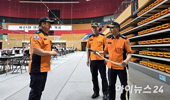 2일 경북도 소방본부가 제21대 대통령 선거를 앞두고 경산시 개표소에 대한 화재안전 현장점검을 실시하고 있다. [사진=경북도청]