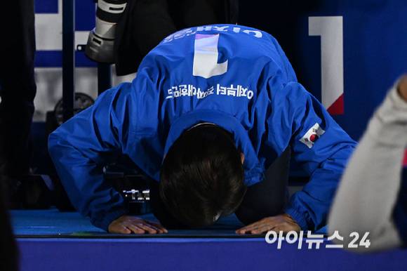 이재명 더불어민주당 대선 후보가 2일 오후 서울 여의도공원 문화의마당에서 마지막 유세를 마찬 뒤 절을 하고 있다. [사진=곽영래 기자]