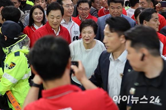 박근혜 전 대통령이 2일 오후 경남 진주 중앙시장을 찾아 시민들에게 인사하고 있다. [사진=임승제 기자]
