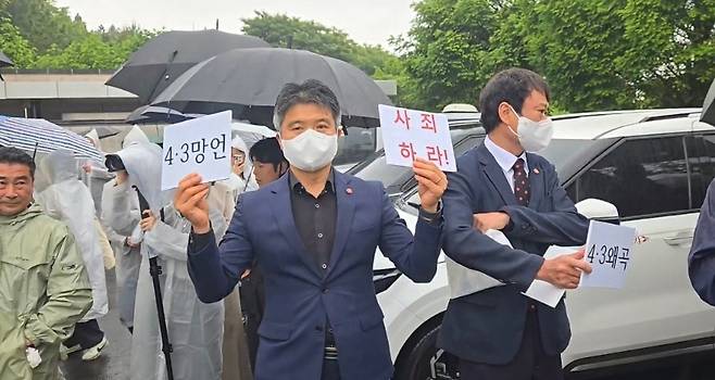 4·3유족들이 김문수 국민의힘 대선 후보의 참배에 반발하는 모습 (사진, 신효은 기자)