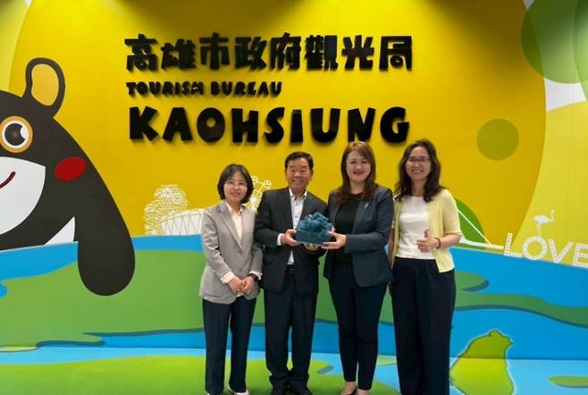 제주관광공사 관계자들이 가오슝시 관광국을 방문해 실무자들과 협력 방안을 논의하고 기념촬영을 하고 있다. (제주관광공사 제공)