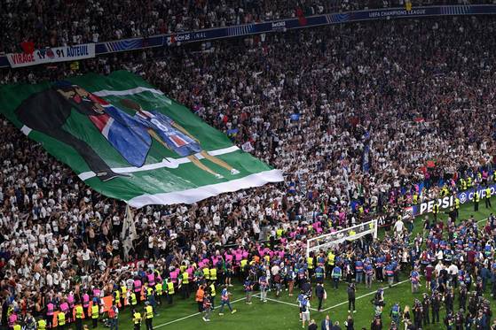 추모의 통천 그림을 든 PSG 팬들. [AFP=연합뉴스]