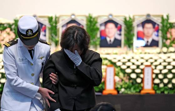 1일 경북 포항시 남구 해군 항공사령부 강당에서 엄수된 해군 P-3CK 917호기 순직자 영결식에서 유족이 눈물을 흘리고 있다. [뉴시스]