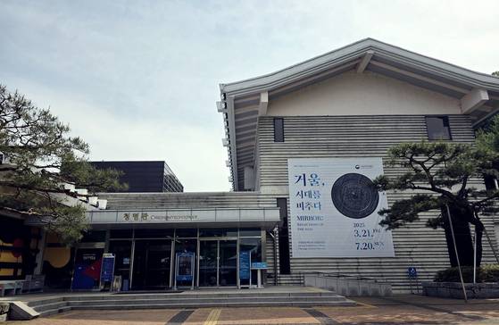 오는 7월 20일까지 전시 '거울, 시대를 비추다'가 열리는 국립청주박물관 특별전시실 전경.