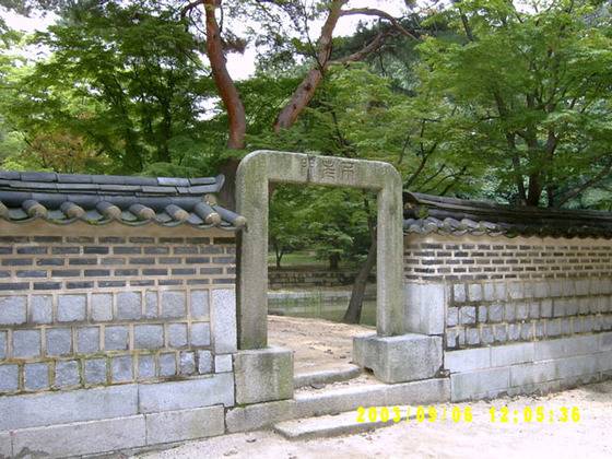 조선시대 왕들의 무병장수를 기원하며 창덕궁 연경당 입구에 세워진 돌문 `불로문(不老門)`. 중앙포토