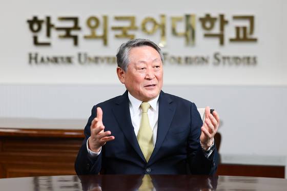 박정운 한국외국어대학교 총장이 본관 총장실에서 인터뷰를 하고 있다. 김현동 기자