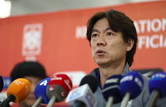 이라크와의 북중미월드컵 아시아 3차예선 원정경기에 앞서 출국 기자회견에 참석한 홍명보 축구대표팀 감독. 연합뉴스
