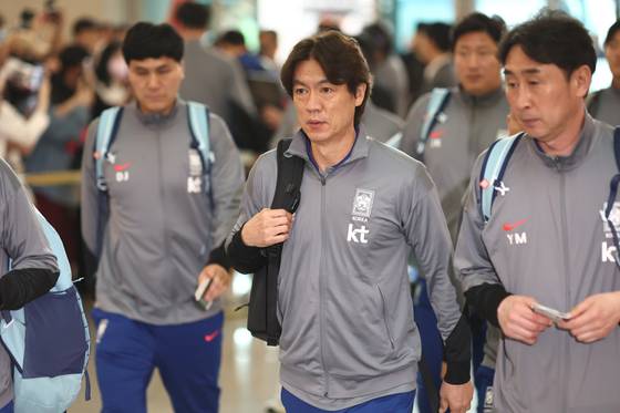 이라크 원정길에 오르는 홍명보 감독(가운데)과 축구대표팀 코칭스태프. 연합뉴스